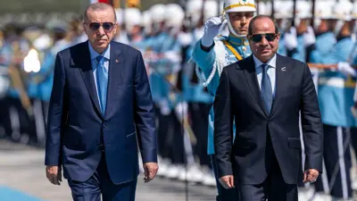 السيسي لدى وصوله أنقرة وأردوغان في مقدمة مستقبلية