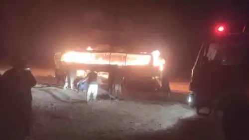 النيران تشتعل في حافلة المهاجرين الأفغان