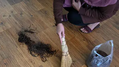 مصففة تجمع شعر فتاة تم قصه لبيعه في كابول