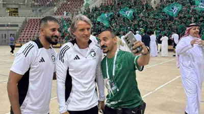 مانشيني أثناء حضوره بروفات الجماهير السعودية