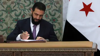  أحمد الشرع يوقع الإعلان الدستوري