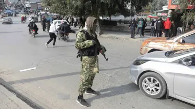 مسلح في أحد شوارع حماة