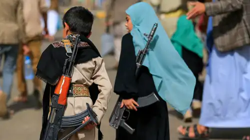 أطفال يحملون السلاح في اليمن