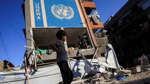 طفل قرب مدرية للأنروا في غزة