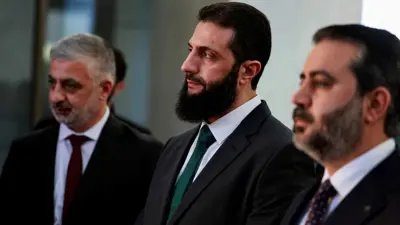 أحمد الشرع (وسط)