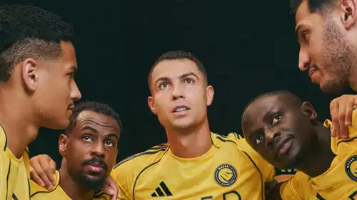 فريق النصر يستعرض القميص الجديد