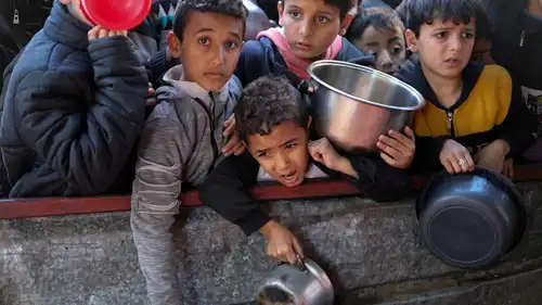 أطفال فلسطينيون ينتظرون الحصول على الطعام في رفح، جنوب قطاع غزة