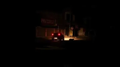 سيارة تسير وسط انقطاع الكهرباء عن مدينة أمريتسار بالهند