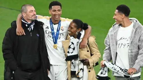  بيلينغهام مع والده ووالدته