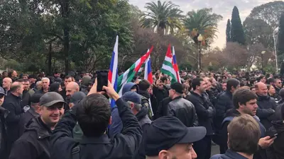 متظاهرون يتجمعون خارج مبنى البرلمان في سوخومي عاصمة منطقة أبخازيا 