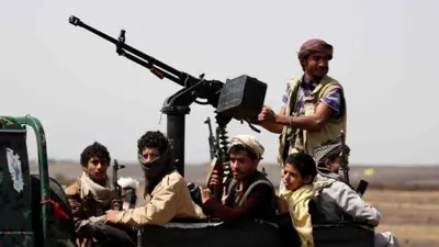 مسلحون حوثيون يركبون على ظهر شاحنة  