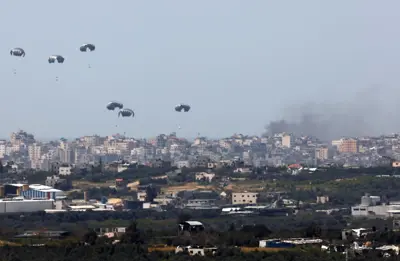 غرقاً.. مقتل 12 فلسطينيا خلال محاولة التقاط مساعدات ألقيت في البحر