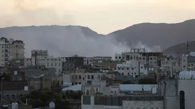 تصاعد الدخان من موقع الضربات في صنعاء باليمن 