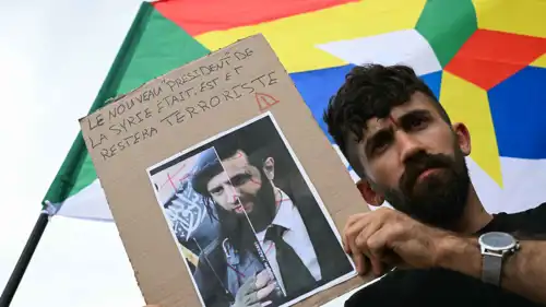 أحد السوريين الدروز يحتج ضد حكومة الشرع