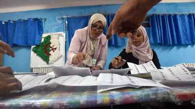 الجزائر..  خطابات "مساندي تبون" تقلق المترشحين الثلاثة وتفجر ملاسنات