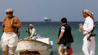 عناصر حوثية على شاطئ البحر الأحمر
