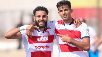 علي يوسف (يمين) بقميص الإفريقي
