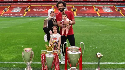 محمد صلاح وزوجته وإبناهما