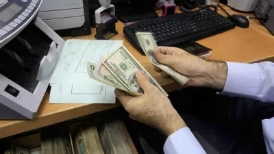 أحد محال الصرافة في العراق
