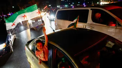 من احتفالات السوريين بقرار ترامب