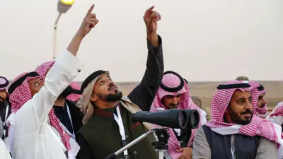 أشخاص يتحرون الهلال في السعودية