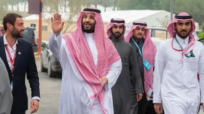 محمد بن سلمان يحضر ‏انطلاق سباق جائزة السعودية الكبرى للفورمولا 1 (فيديو)