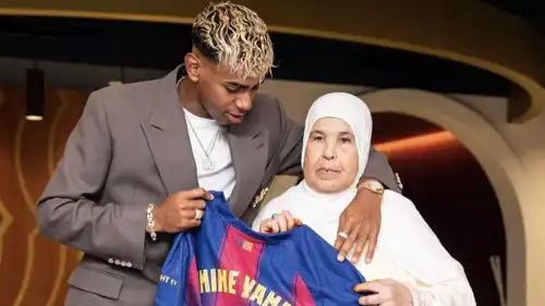 لامين يامال وجدته أثناء مراسم حصوله على القميص رقم 10