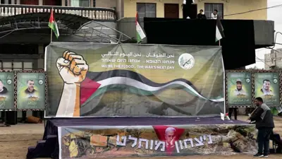 لافتة "نحن اليوم التالي" بغزة خلال تبادل السبت