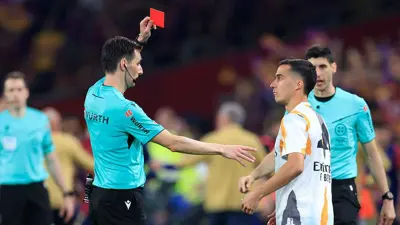 الحكم يشهر البطاقة الحمراء لفاسكيز نجم ريال مدريد