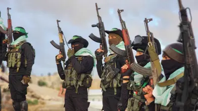 مسلحو حماس في منطقة تسليم جثث الرهائن