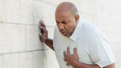 رجل مصاب بنوبة قلبية 