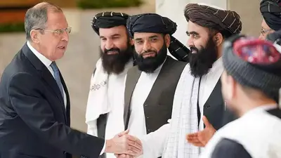 وزير خارجية روسيا مع مسؤولين في حركة طالبان