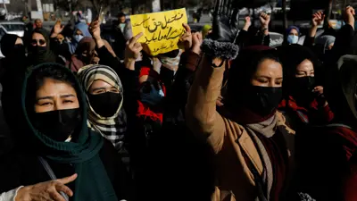 احتجاج سابق لأفغانيات رفضا لقيود طالبان