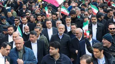 الرئيس الإيراني وسط الحشود
