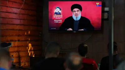أشخاص يتابعون كلمة نصر الله في لبنان
