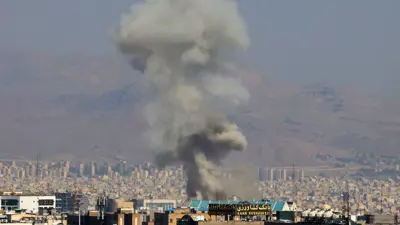 دخان يتصاعد عقب غارة إسرائيلية على طهران