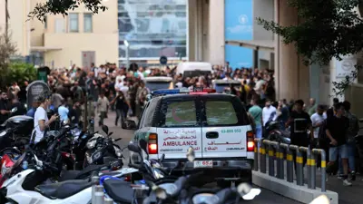 سيارة اسعاف تنقل الجرحى نتيجة انفجار اجهزة الاتصال 