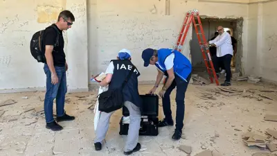 غروسي خلال زيارة أحد المواقع في سوريا