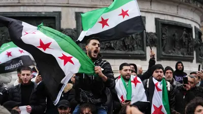 سوريون يحتفلون في باريس بسقوط الأسد