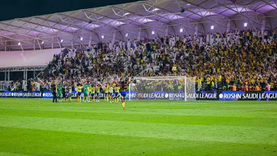 لاعبو النصر يوجهون التحية للجماهير