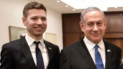 بنيامين نتنياهو وإبنه يائير 
