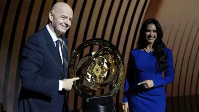غياني إنفانتينو مع مجسم كأس العالم للأندية