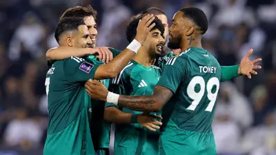إيفان توني مع لاعبي الأهلي السعودي