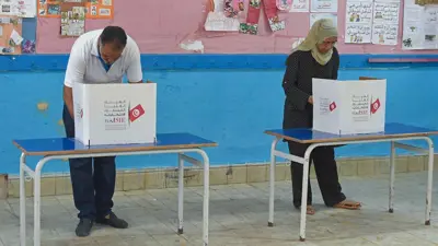 ناخبان يصوتان بمركز اقتراع في انتخابات تونسية سابقة