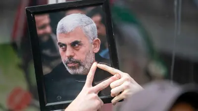 صورة للسنوار خلال إحدى الوقفات الاحتجاجية