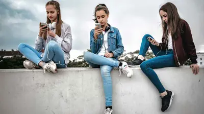 مراهقون يستخدمون وسائل تقنية 
