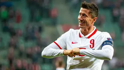 ليفاندوفسكي بقميص منتخب بولندا