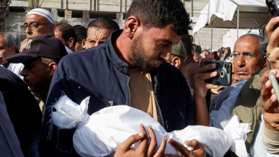 ذوو ضحايا القصف الإسرائيلي في غزة