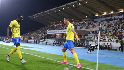 لاعبو النصر يحتفلون بساديو ماني بمناسبة وصوله لـ100 مباراة مع السنغال (فيديو)