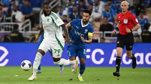 مباراة سابقة بين الأهلي والهلال في الدوري السعودي